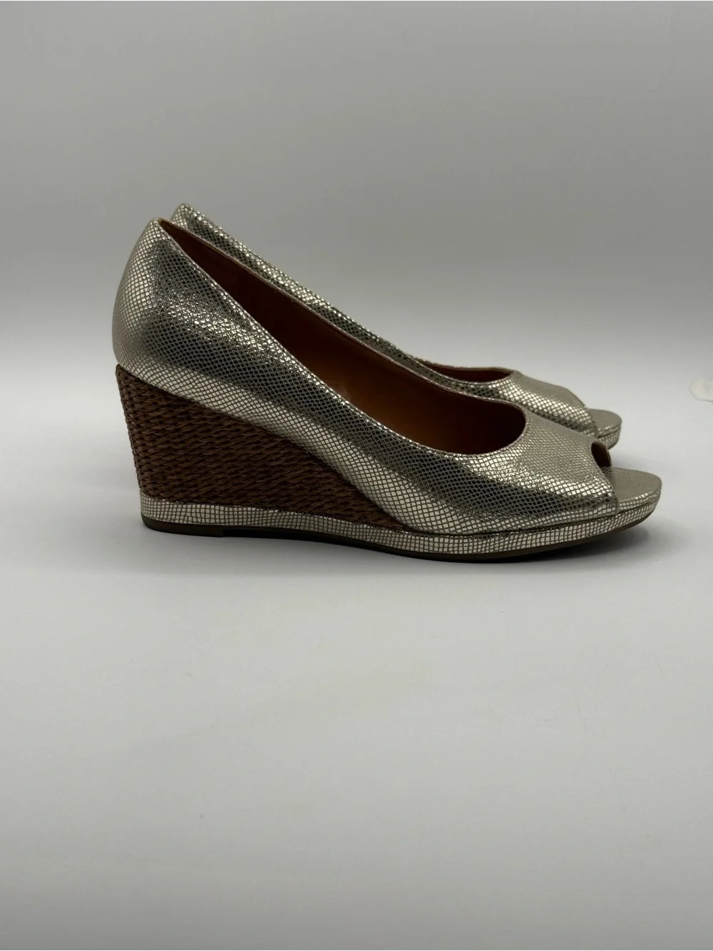 Naturalizer N5 Comfort Women’s Metallic Gold Peep Toe Wedge Pumps Textured Heel
